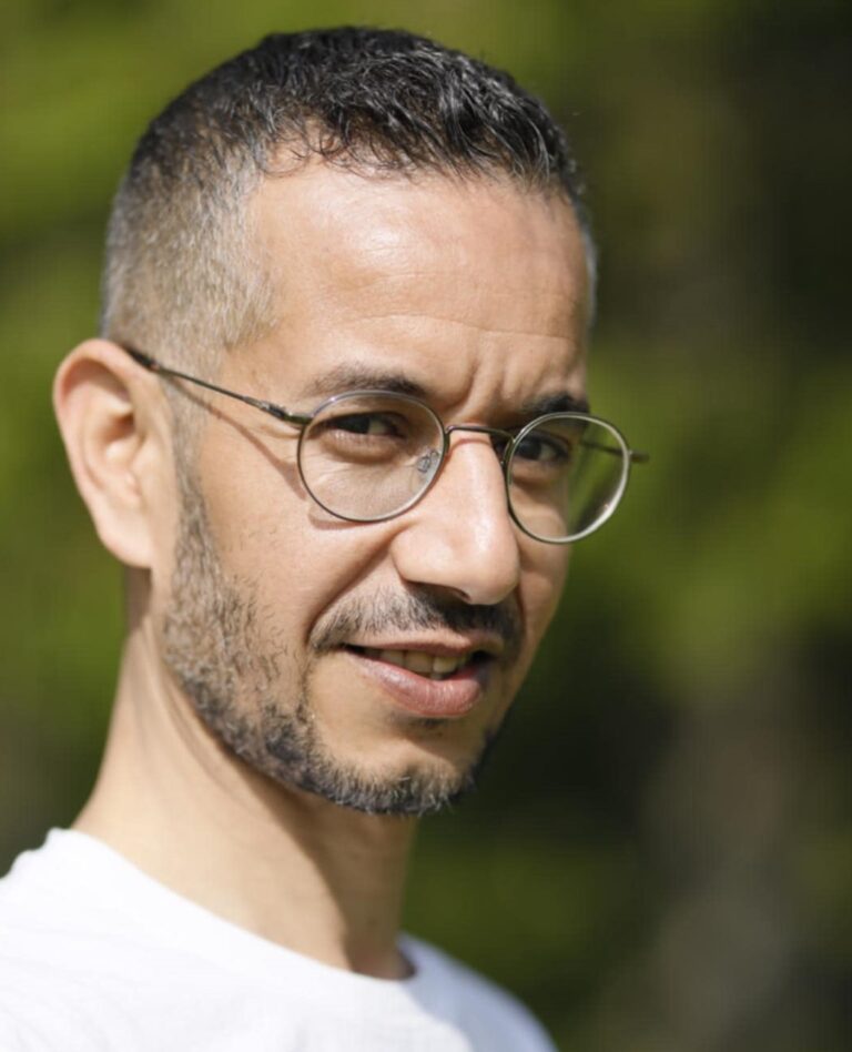 من سوريا إلى منصات العرض في النرويج.. قصة نجاح مصمم الأزياء مصطفى العلي